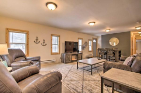 Well-Appointed Onalaska Cabin - Walk to Lake!